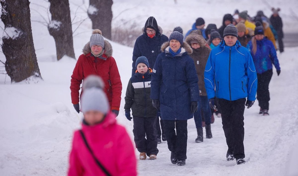 Praegusel äreval ajal on väga oluline oma tervisele, nii vaimsele kui ka füüsilisele, ekstra tähelepanu pöörata. President Kaljulaid koos matkajatega Rakveres.