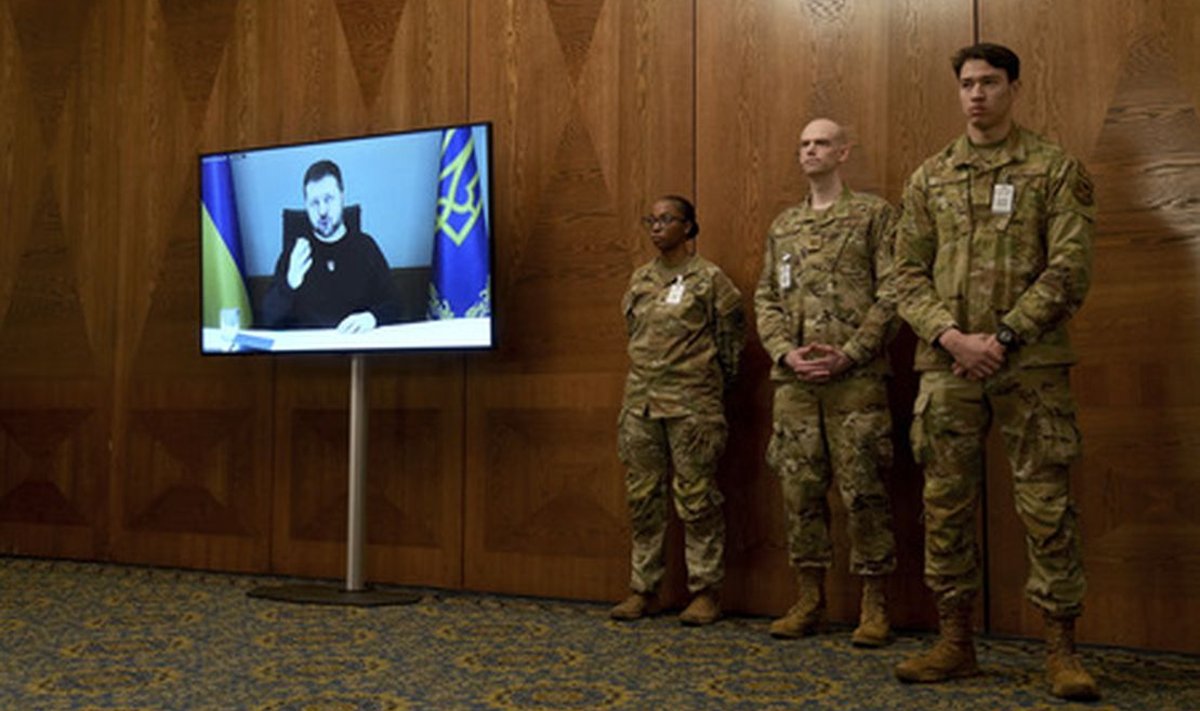 USA sõdurid ja Ramsteini kohtumise avakõnet pidav president Zelenskõi.