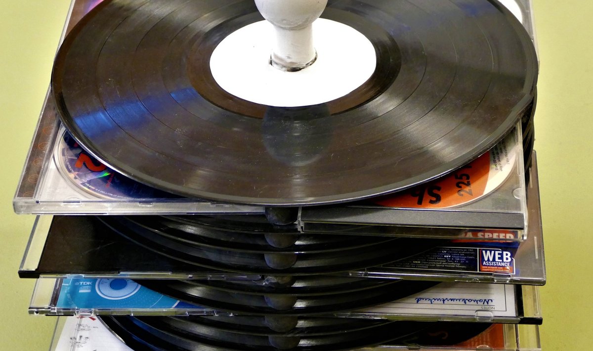Kaheteistkümnest vinüülplaadist tehtud torn mahutab 44 CD-d.
