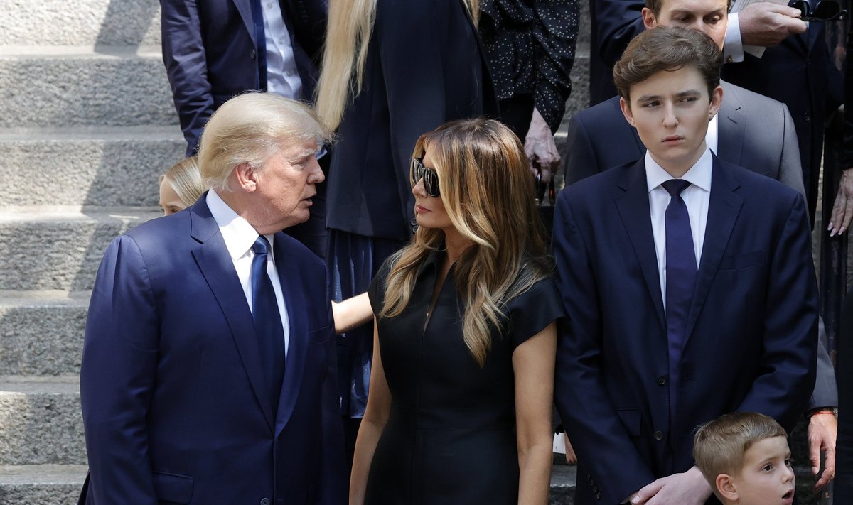Donald Trump koos Melanie ja Barroniga.