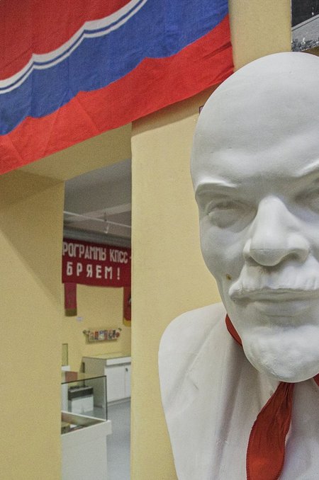 Lenini kuju ja ENSV lipp Sillamäe kultuurikeskuses. Omal ajal meie elu igapäevane osa