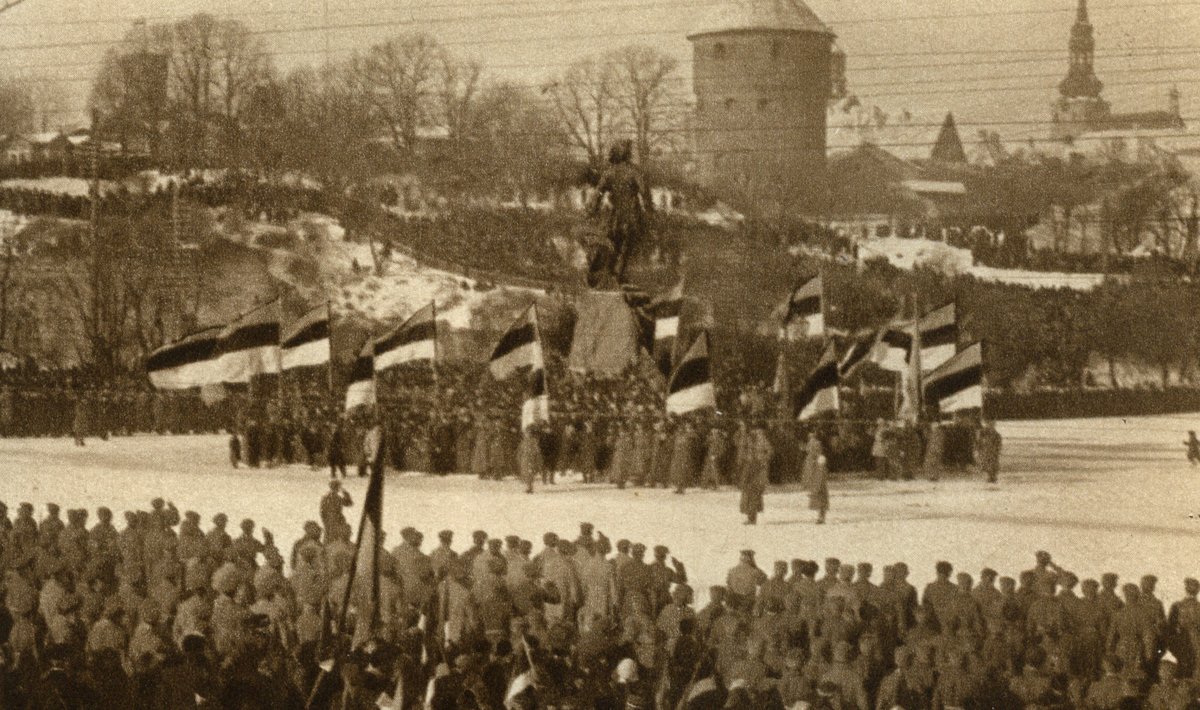 24. veebruaril tähistati Tallinnas Peetri platsil (praegu Vabaduse väljak) esimest iseseisvuse aastat paraadiga.