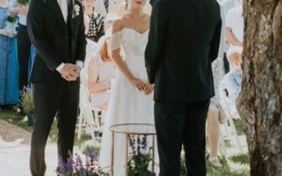 PULMATSEREMOONIA Märt Piusi lapsepõlvekodus põlispuude all. Märt Pius ja Saara Kadak abiellusid 2019.aasta suvel.