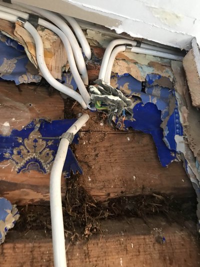 Ühe vana talumaja seina "sisse vaadates" selgus, et elektrijuhtmestik on küll uus, nagu lubatud, kuid äärmiselt ohtlikult paigaldatud.