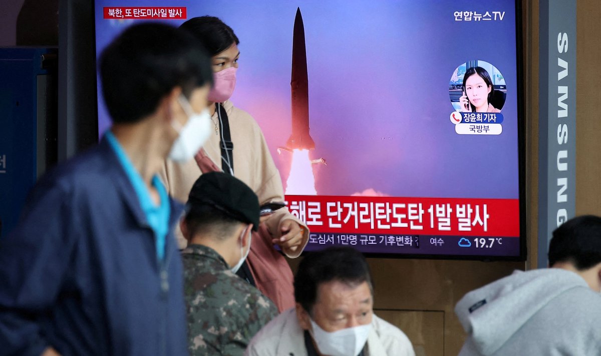 Lõunakorealased vaatamas Põhja-Korea raketikatsetuse teleülekannet.
