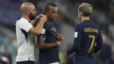 Игрок сборной Франции отыграл 40 минут против Польши с цепочками на шее