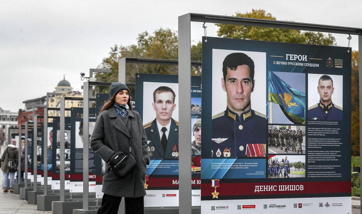 MEHED PILTIDEL: Naine vaatab Moskva tänaval avatud fotonäitust Ukrainas võidelnud Venemaa sõduritest.
