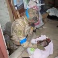 VIDEO | Ukraina võitleja päästis rusude alt pommitamise üle elanud hinnalise trofee