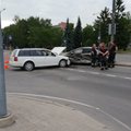 Выехавший в Тарту на красный сигнал светофора на перекресток автомобиль протаранил другую машину
