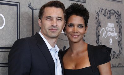 U.S. actress Halle Berry and her fiance French actor Olivier Martinez pose at Variety's 4th Annual Power of Women event in Beverly Hills, California, in this October 5, 2012 file picture. Berry is pregnant with her second child, her first with Martinez, representatives for Berry said on April 5, 2013. Berry's representatives gave no details, but celebrity news website TMZ, citing sources close to the couple, said Berry was about three months pregnant and is expecting a boy.  REUTERS/Mario Anzuoni/File (UNITED STATES - Tags: ENTERTAINMENT)