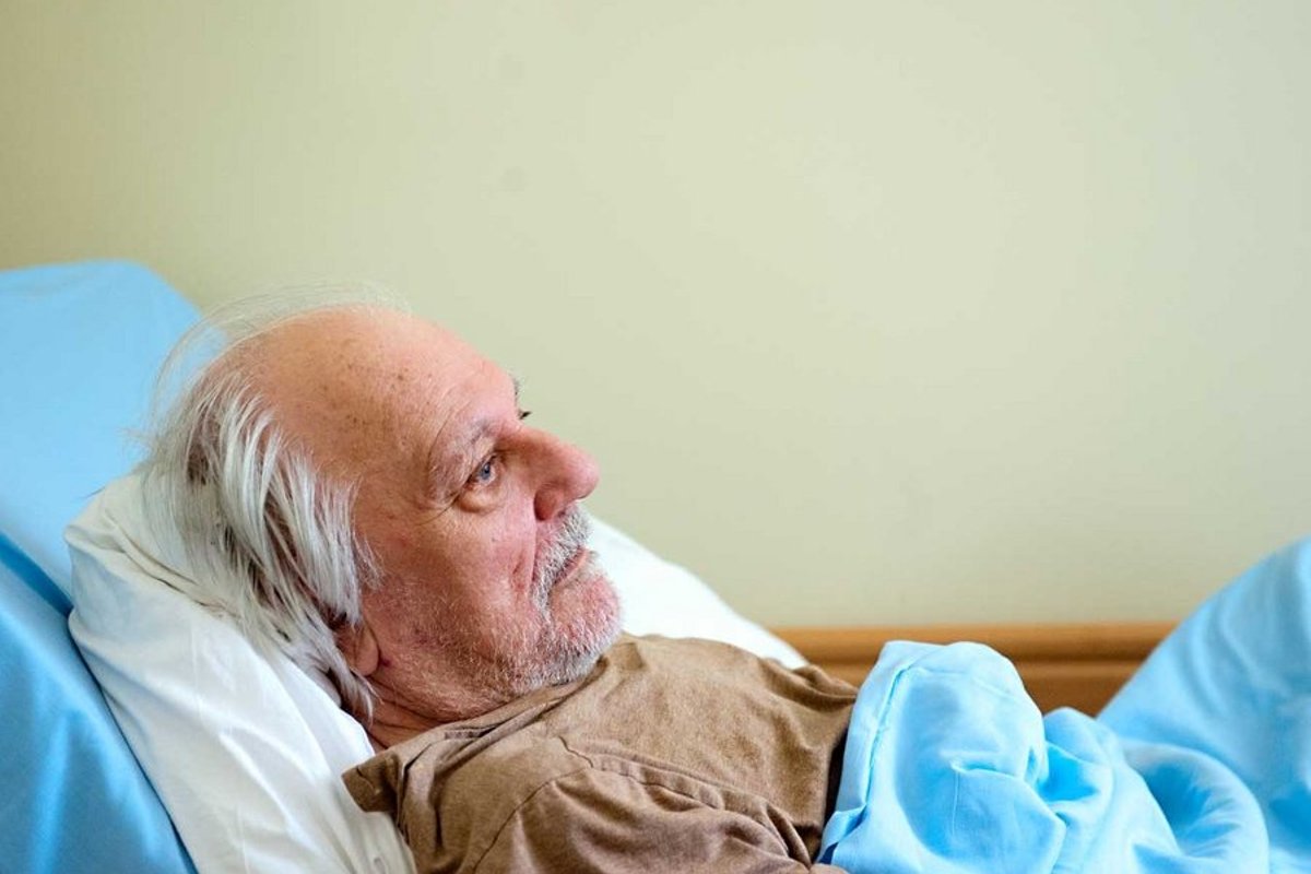 Дед заболел. Пожилой мужчина в больнице.