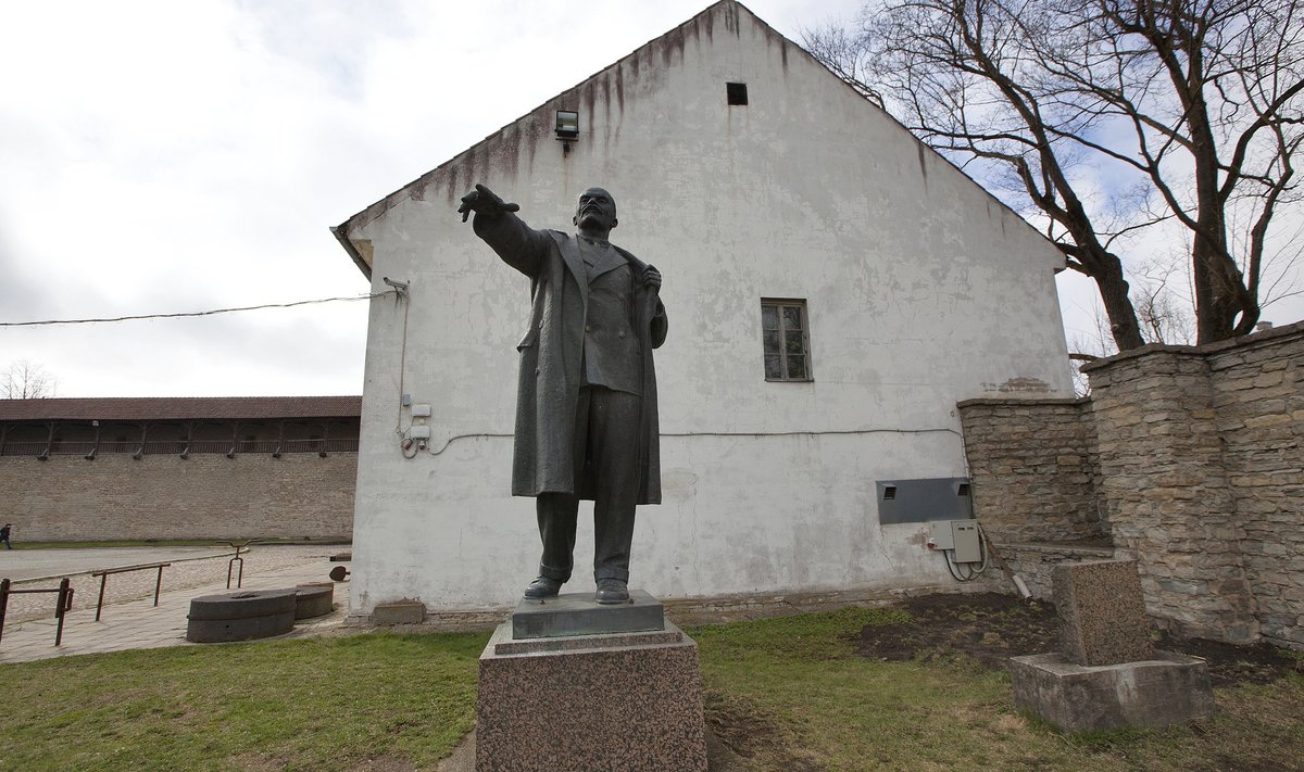 Veel tänaseni Narva linnuse hoovil seisnud Lenin on nüüdseks teisaldatud.