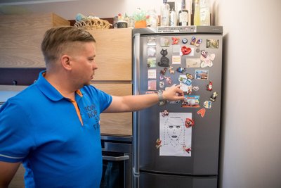 Külmkapi avamist on selles peres palju. Selleks et külmkappi oleks lõbusam avada, on selle uksel leidnud koha külmkapimagnetid ja mõtteterad – enamik on reisidelt toodud, aga on ka ise tehtud magneteid.