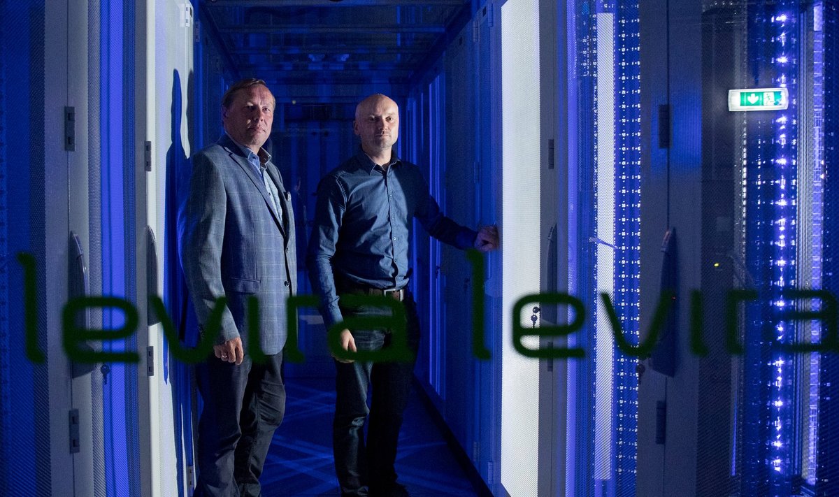 Uue põlvkonna andmekeskus värvib teletorni keldri siniseks. Pildil näitavad uut serveriruumi Levira juhatuse esimees Tiit Tammiste (vasakul) ja pilveteenuste divisjoni juht Margus Uustalu.