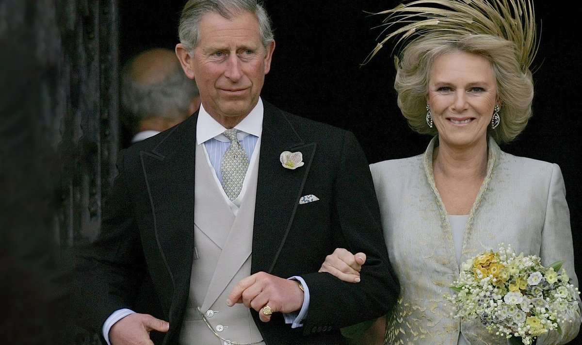 Prints Charles ja Camilla lahkumas kabelist oma pulma-päeval 2005. aasta kevadel.