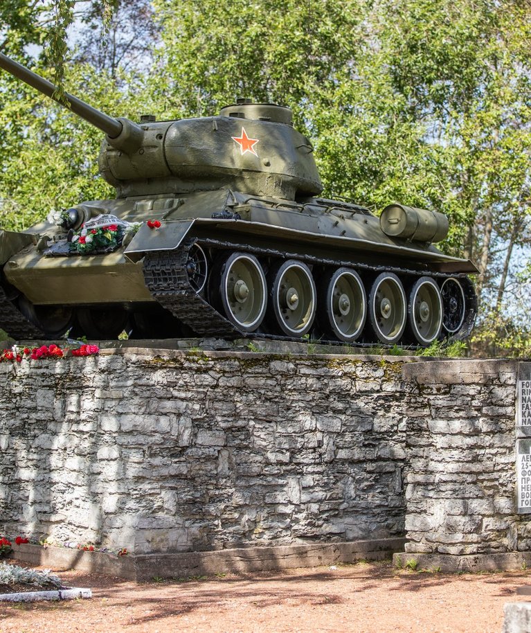 Räägitakse, et kui tank 1970. aastal Narva üles pandi, siis tuli varsti torn kinni keevitada, sest toru käändus mitmel korral salapäraselt Venemaa poole.