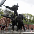 VIDEO | Kiievis võeti aplausi saatel maha Venemaa ja Ukraina sõprust sümboliseeriv monument
