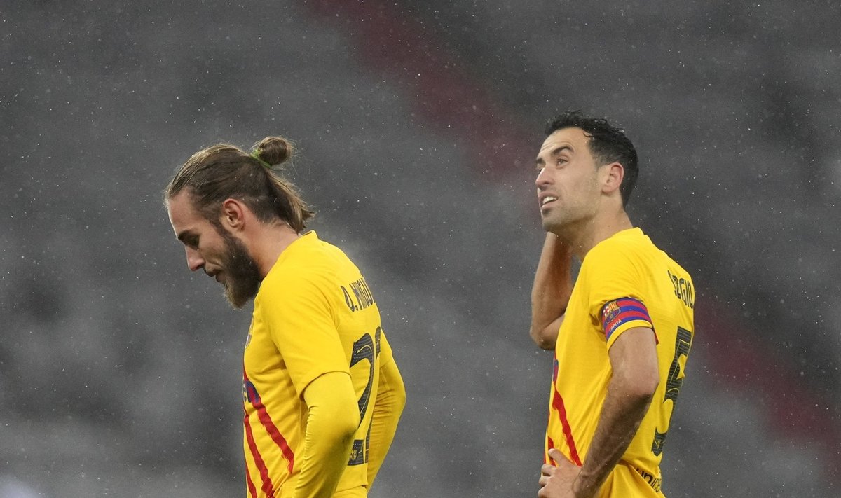 FC Barcelona mängumehed Oscar Mingueza ja Sergio Busquets.