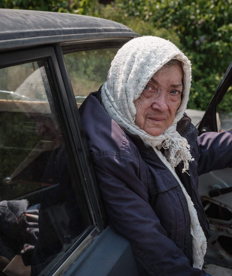 Galina Abdurashikova (65) pidi elama mahajäetud autos oma maja ees, kuna tema kodu hävis pommitamise käigus. Foto tehtud 7. mail Sjevjerodonetskis. 