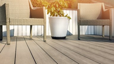 Mis imeasi on puitplastikust terrassilaud ja mille poolest on see tavalisest parem?