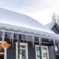 Jääpurikad räästas räägivad katuse ja maja seisukorrast