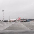 FOTOD: Riia lennuväljal libises rajalt välja lennuk Vene jäähokimeeskonnaga