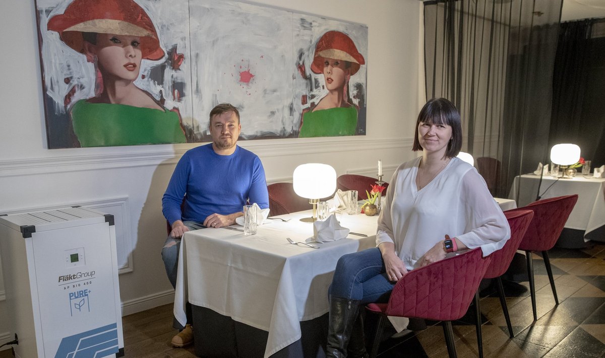 Uudne õhupuhasti, mida toob maale Tanel Gehrke (vasakul) ettevõte on Kati Plaamusele (paremal) kuuluvas restoranis Brasserie 11 kasutusel alates 15. jaanuarist.