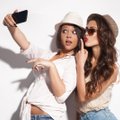Selfie - uudne enesepeegelduse tahk, vahel ka piduriteta ja surmaga lõppev