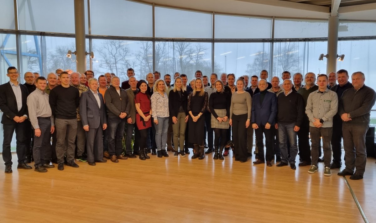 Eesti erametsaliidu volinikud ja töötajad Kuressaares toimunud üldkoosolekul