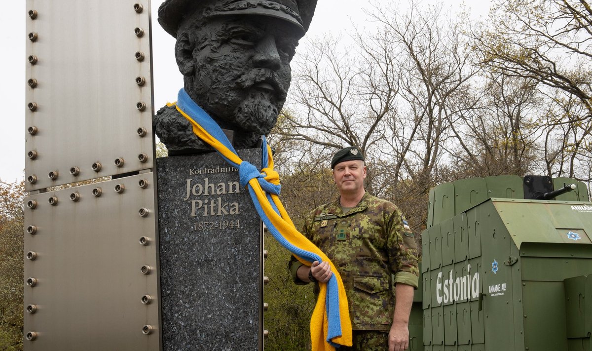 Kaitseliidu ülem brigaadikindral Riho Ühtegi Kaitseliidu looja admiral Johan Pitka kuju kõrval. Ukraina sõja alguses sidusid kaitseliitlased Pitka kaela sinikollase salli ja nüüd peavad valvama, et see rünnaku ohvriks ei langeks.