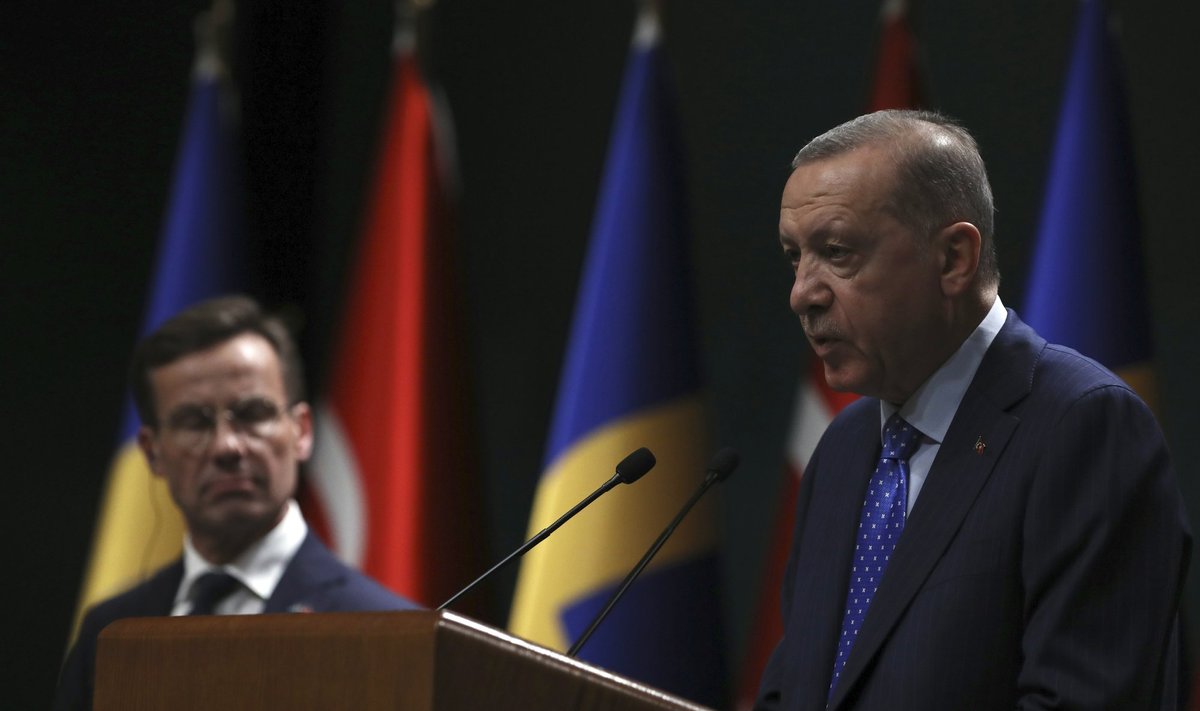 Türgi president Recep Tayyip Erdoğan (paremal) eile Ankaras Rootsi uue peaministri Ulf Kristerssoniga. 