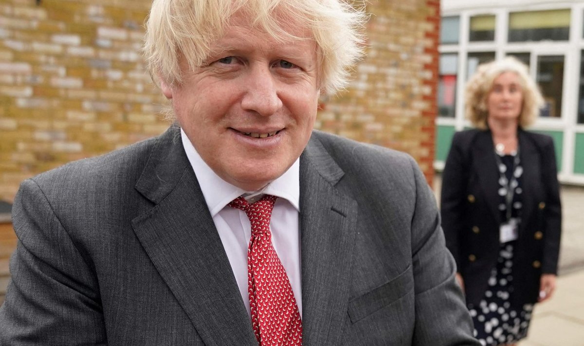 Boris Johnson poseeris 2020. aasta skandaalsel sünnipäeval ka fotograafidele, kuid pildil olev tort ei pruugi olla rikkumisega seotud.