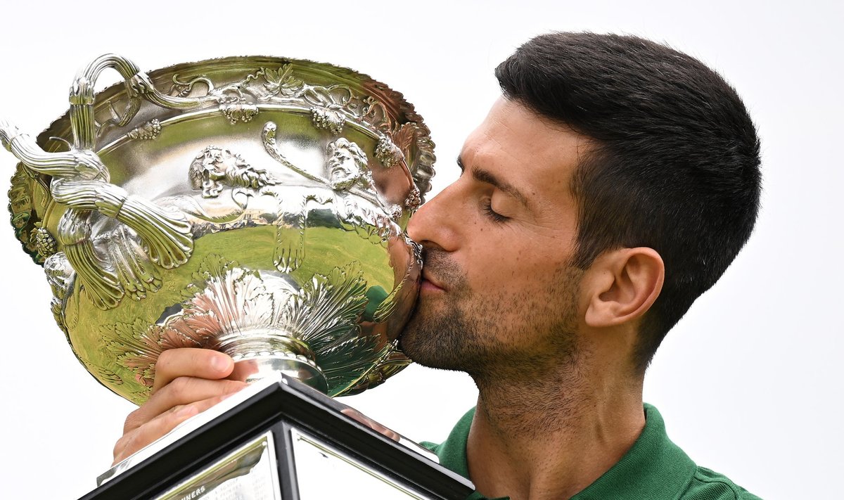 Novan Djokovic Austraalia lahtiste võidukarikaga.
