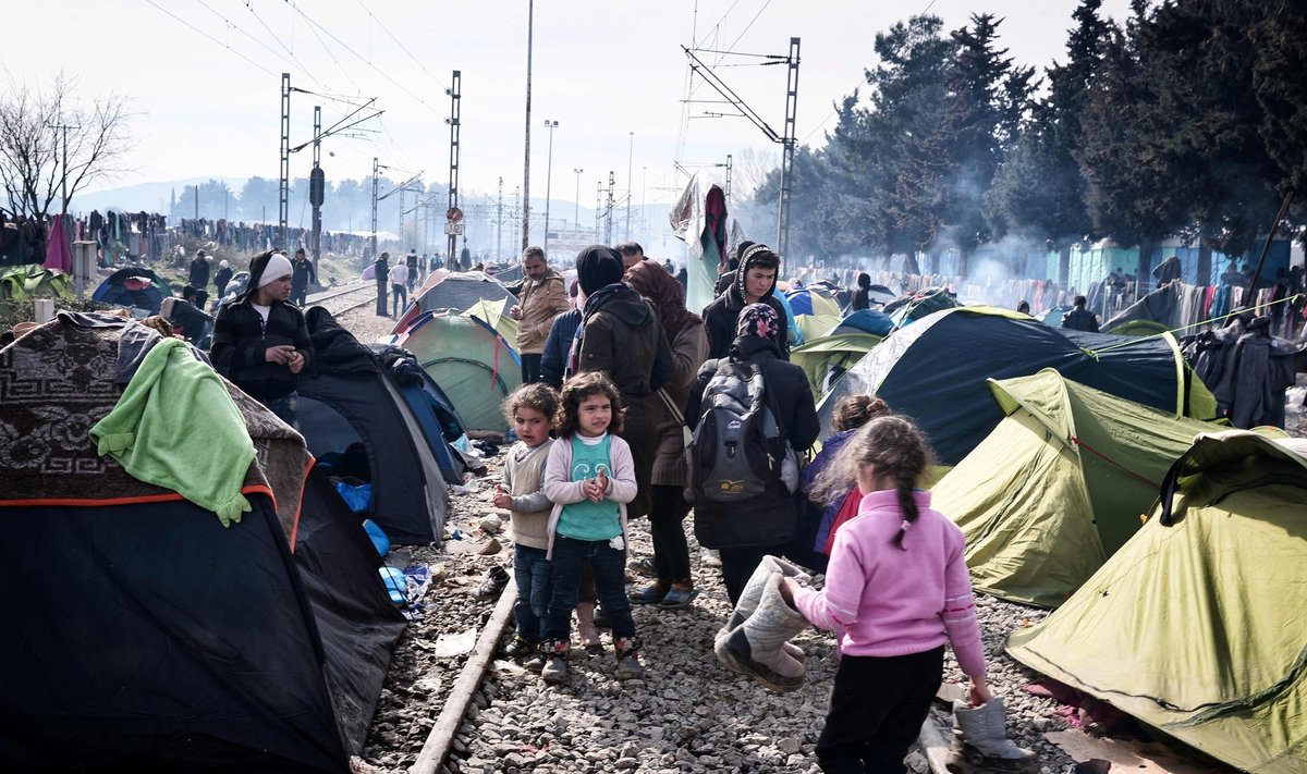 Põgenikud ja migrandid Kreeka-Makedoonia piiril Idomeni küla lähedal. 