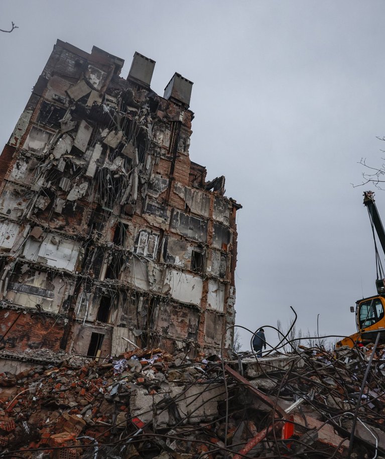 Mariupoli kesklinnas hävinud hoone rusud. Foto tehtud 12. detsembril 2022.