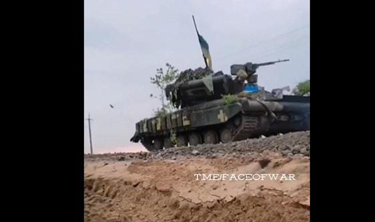 Venelaste rakett ukrainlaste tanki kohal