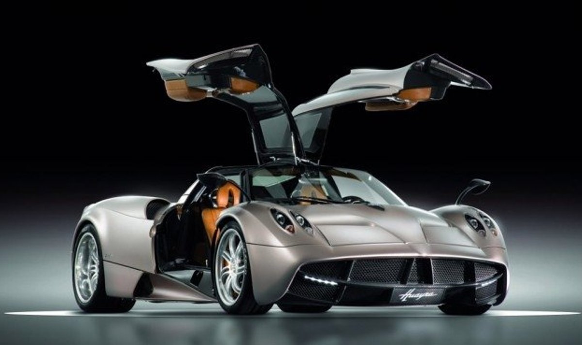 Pagani Huayra tiibu... ptüi! Uksi lehvitamas!