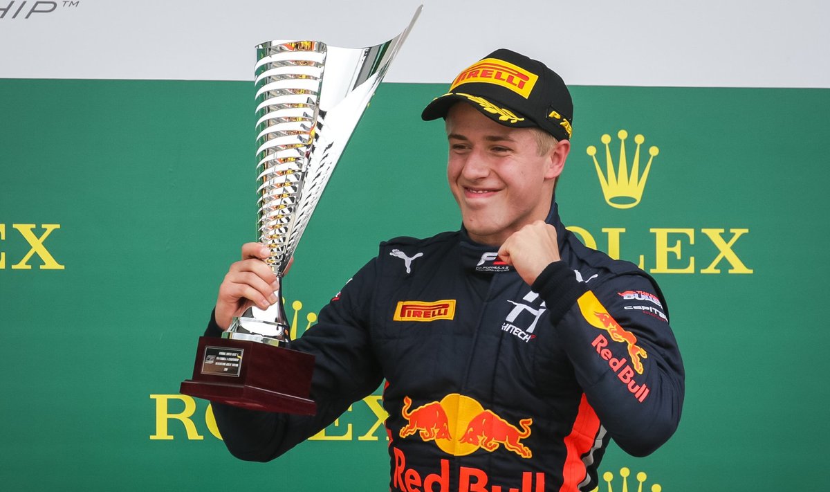 Jüri Vips Silverstone'i avasõidu esikoha karikaga.