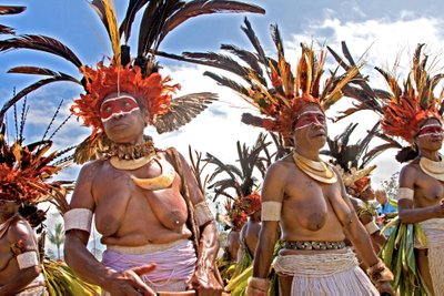 PIDU-PIDU: Paapua Uus Ginea hõimunaised tantsuhoos.