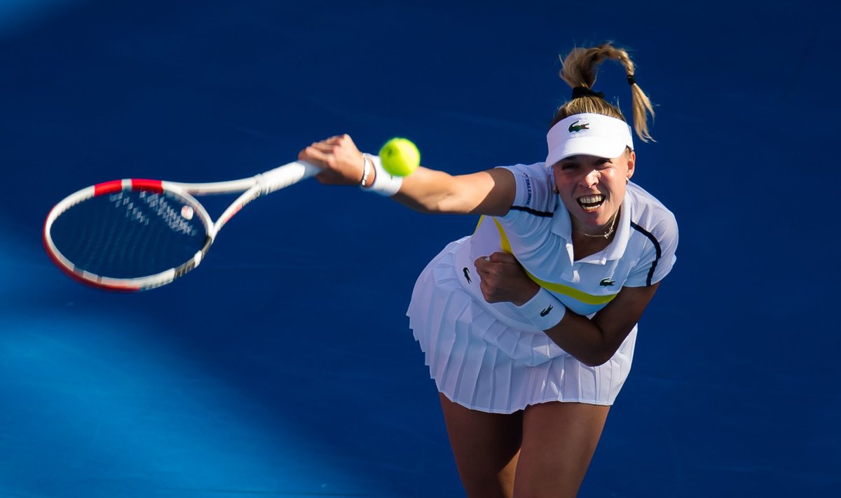 Anett Kontaveit servimas Petra Kvitová vastu, kes võitis nii Doha veerandfinaalmatši kui ka hiljem kogu turniiri.