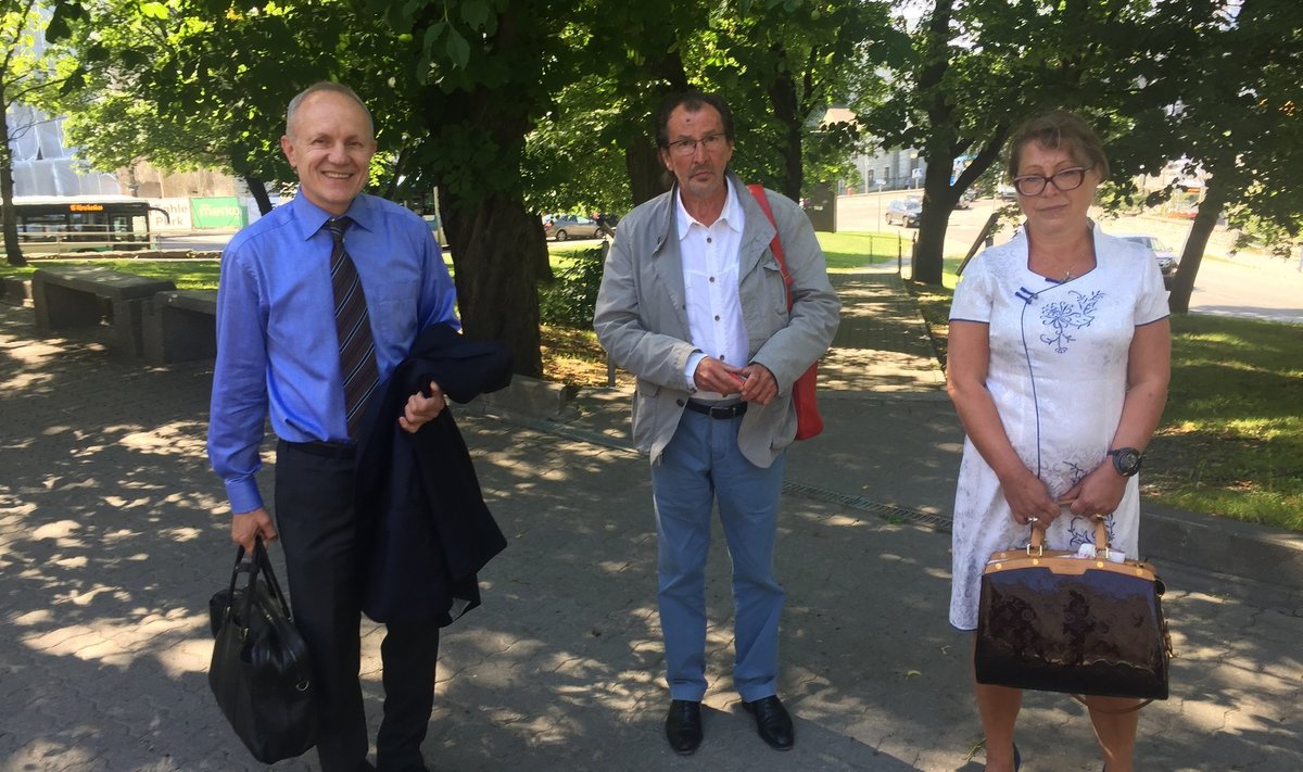 PLINDRIS: Kunstikogujad Nikolay Shchukin (keskel) ja Marina Preobra-zhenskaya (paremal) koos oma advokaadi Raivo Lausiga kohtumaja ees.