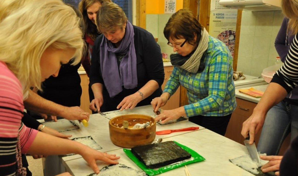 Kokandusringist osavõtjad saavad ise toiduvalmistamisel abistava käe ulatada. Seekord oli teemaks sushi. Foto: Lauri Sepp
