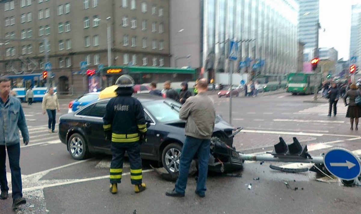 FOTOD: Viru keskuse juures põrkasid autod kokku, liiklus on häiritud - Delfi