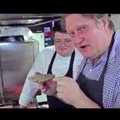 VIDEO: Sarjas "Köök" peakokka mängiv Indrek Taalmaa valmistab kammkarpe
