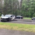 LUGEJA FOTOD | Karm avarii Tallinna piiril: sõidauto ja reka kokkupõrge paiskas tee masinate tükke täis