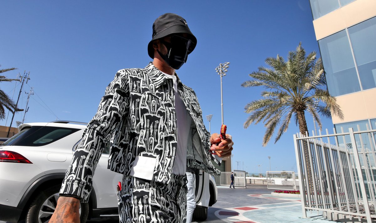 Lewis Hamilton reede hommikul Abu Dhabi ringrajale saabudes.