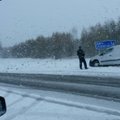 FOTOD: Tartu lähedal libises kaubik teelt välja