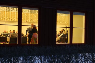 PEIED RAHVAMAJAS Kihnu Virve leidis, et ta on elanud pika ja huvitava elu ja seepärast tuleb tema matustel leinamise ja nutmise asemel hoopis pidu pidada.