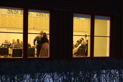PEIED RAHVAMAJAS Kihnu Virve leidis, et ta on elanud pika ja huvitava elu ja seepärast tuleb tema matustel leinamise ja nutmise asemel hoopis pidu pidada. 