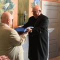 FOTOD: Eesti Lipu Selts kinkis kirikule vaimulikule laulupeole heiskamiseks Eesti rahvuslipu